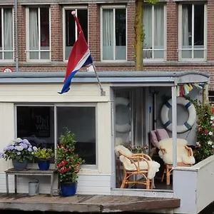 Botel Pantheos Houseboat